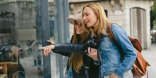 Junge Frauen beim Schaufenstershopping