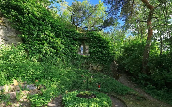 Die Gambach Grotte, auch Lourdes-Grotte genannt, Foto: Uwe Miethe, Lizenz: DB