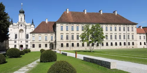 Kloster Raitenhaslach, Frontansicht mit Aussenanlagen, Foto: Burghauser Touristik