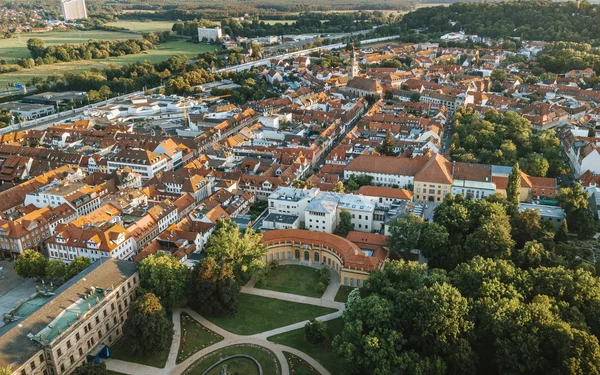 Organgerie mit Innenstadt und Berg, Foto: Daniel Boehm, Lizenz: ETM