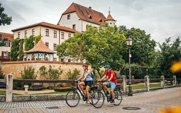 Altmühltal-Radweg – Radler vor dem Schloss in Treuchtlingen, Foto: Stefan Schramm, Lizenz: NPA