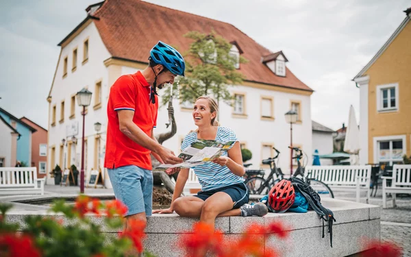 Altmühltal-Radweg – Radler am Brunnen in Treuchtlingen, Foto: Stefan Schramm, Lizenz: NPA