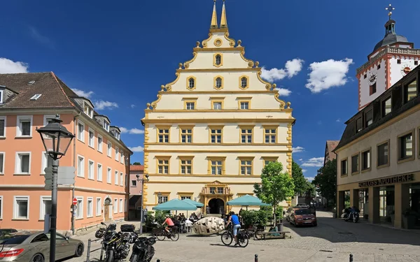 Der Schloßplatz mit dem Seinsheimischen Schloss und der Kirche St. Nikolai, Foto: Uwe Miethe, Lizenz: DB