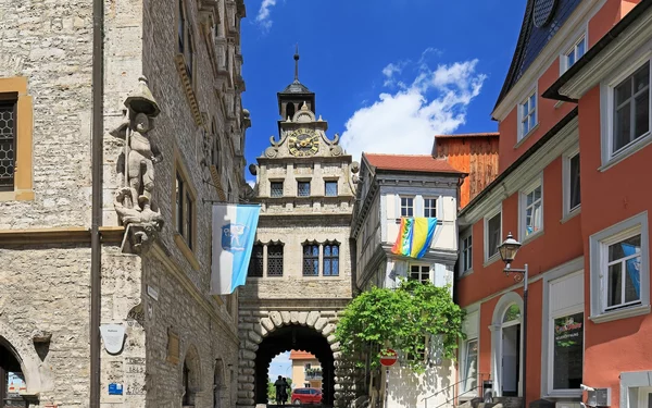 Links das Renaissance-Rathaus mit der St.-Georgs-Figur an der Südostecke. Im Hintergrund das Maintor, Foto: Uwe Miethe, Lizenz: DB