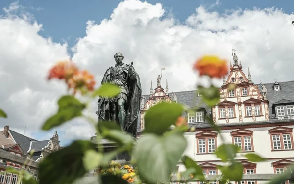 Albert-Denkmal, Marktplatz mit Blumen, Foto: Coburgmarketing, Rainer Brabec