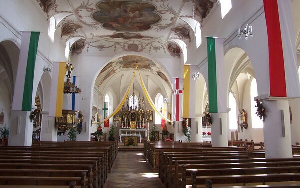 Innenraum St. Peter Kirche Wörth, Foto: Elcom.stadler, Wikipedia, CC BY-SA 3.0