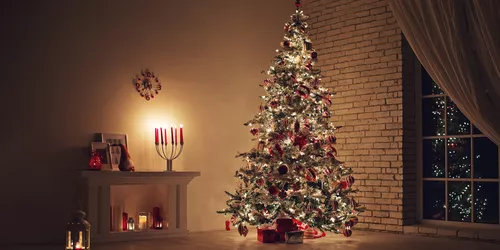 Erleuchteter Weihnachtsbaum im Wohnzimmer