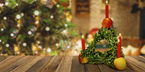 Weihnachtsdeko mit Kerzen und Weihnachtsbaum