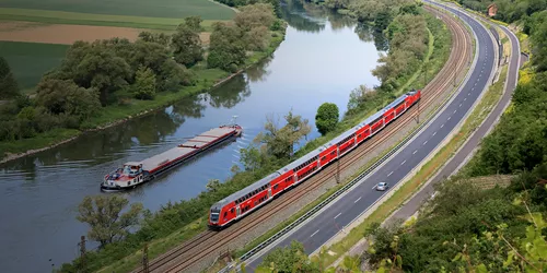 Luftaufnahme von Fluss mit Schiff und Main Spessart Express