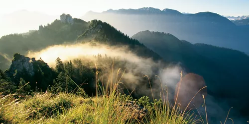 Bergpanorama mit Sonnenschein und Nebel