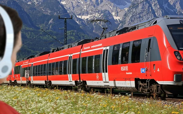 Werdenfelsbahn mit Frau mit Kopfhörern