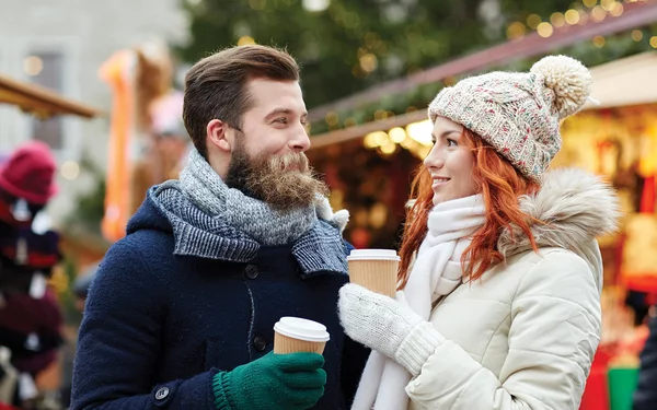 Paar auf dem Weihnachtsmarkt mit Glühwein