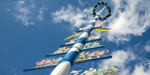 Blauer Himmel und Maibaum