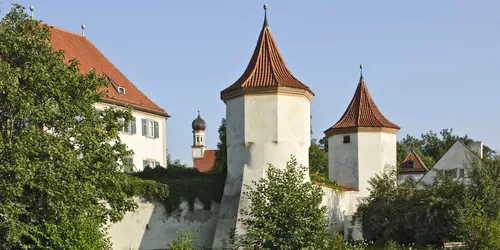 Schloss vor blauem Himmel