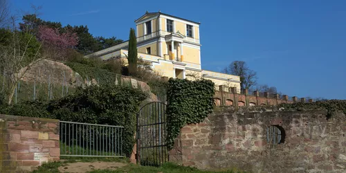 Pompejanum in Aschaffenburg vor blauem Himmel