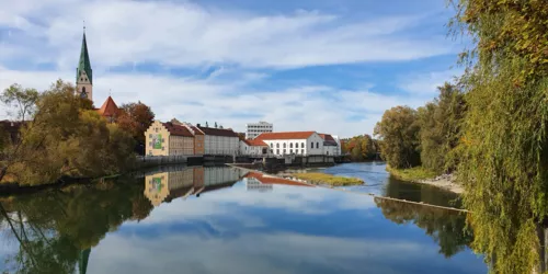 St Mang Kirche mit Fluss im Vordergrund