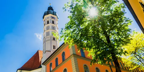 Kirche in Dachau vor blauem Himmel