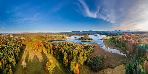 Luftaufnahme der Osterseen im Herbst