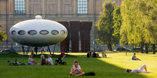 Futuro Haus vor der Alten Pinakothek