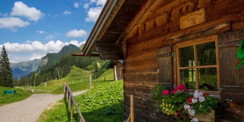 Almhütte auf dem Guggersee Wanderweg