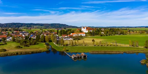 Luftaufnahme vom Kochelsee und Schlehdorf