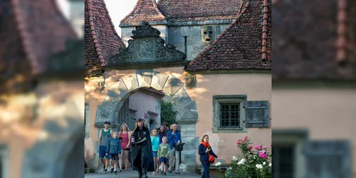 Nachtwächterführung Rothenburg o.d. Tauber - Burgtor Gruppe Tour Burggarten © Rothenburg-Tourismus-Service, Pfitzinger