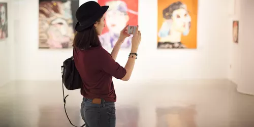 Frau mit Handy im Neuen Museum Nürnberg