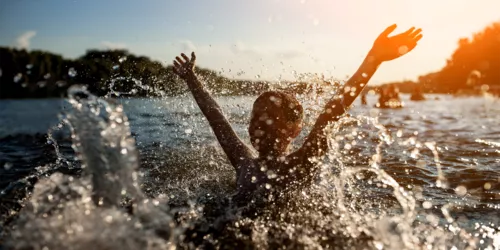 Leute beim Baden in einem See