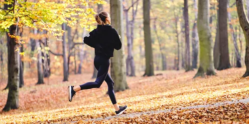 Frau joggt in einem Wald