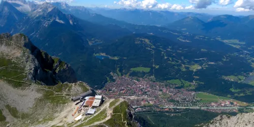 Aussicht von oben auf einen Abschnitt des Inntals