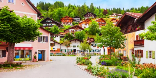 Blick auf den Stadtkern von Reith bei Seefeld durch den man kommt auf dem Weg zur Schlossbachklamm