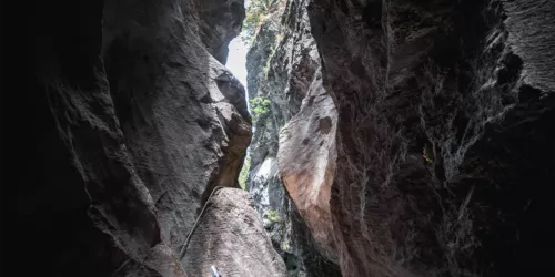 Im inneren einer Schlucht/Klamm die unerkenntlich ist