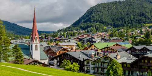 Blick auf den Ort Seefeld, den man auch durchquert auf der Anfahrt