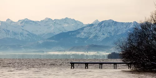 Blick über den Starnbergersee hinweg in Richtung Süden mit Bergpanorama