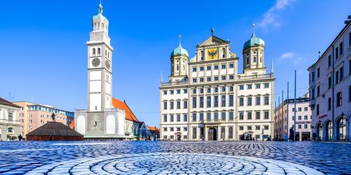 Blick auf einen alten Stadtplatz mit schönen alten Gebäuden im Hintergrund