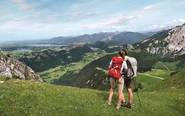 Paar beim Wandern mit Blick auf Berge und das Tal