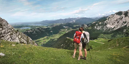 Paar beim Wandern mit Blick auf Berge und das Tal