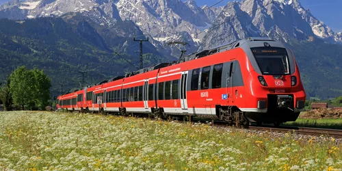 DB Regio Zug vor Bergpanorama