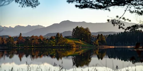 Hike around the Osterseen lakes in Iffeldorf - Caribbean flair and Alpine panorama