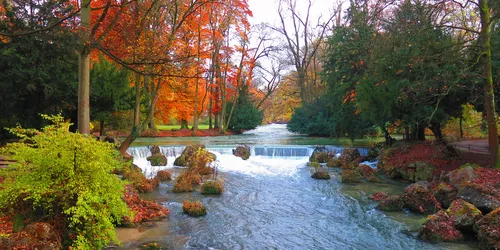 Surfing experience in the centre of Munich: The Eisbach wave in the English Garden