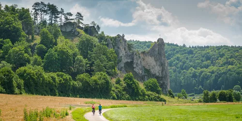 Zwei Radfahrer vor dem Burgsteinfelsen bei Dollnstein