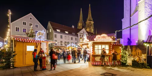 Blick auf den Christkindlmarkt am Neupfarrplatz in Regensburg mit dem Regensburger Dom im Hintergrund