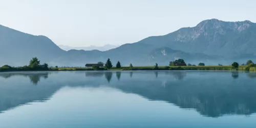 Kochelsee mit Bergpanorama im Hintergrund