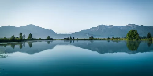 Kochelsee mit Bergpanorama im Hintergrund