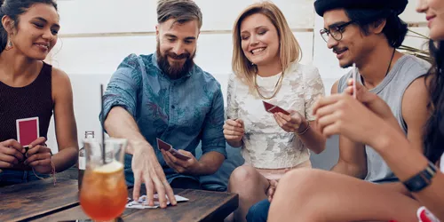 Junge Menschen beim Kartenspiel